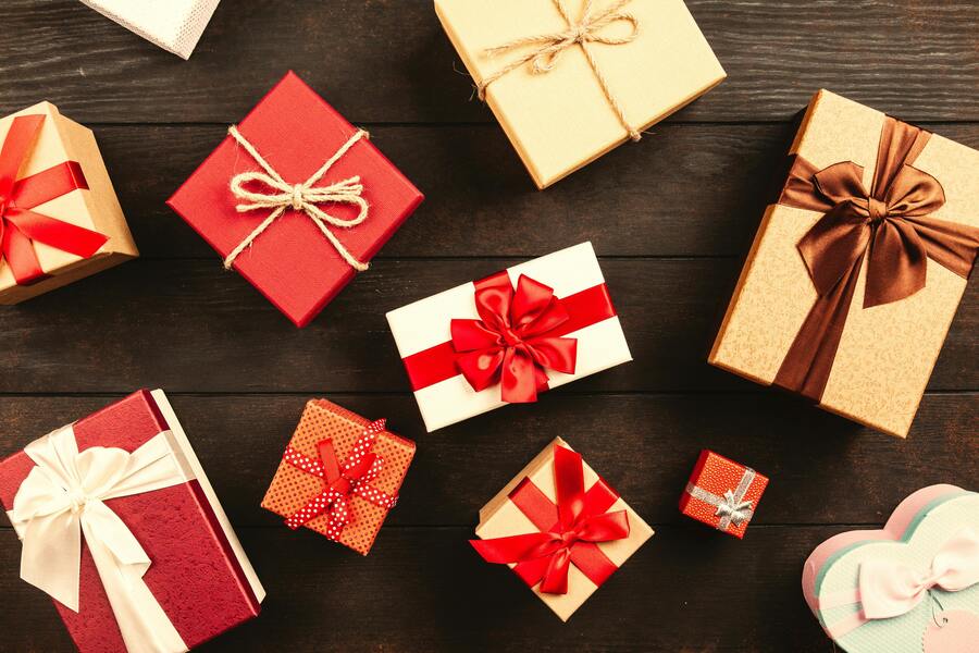 Julklappslek med rim – skapa skratt och spänning till julklapparna