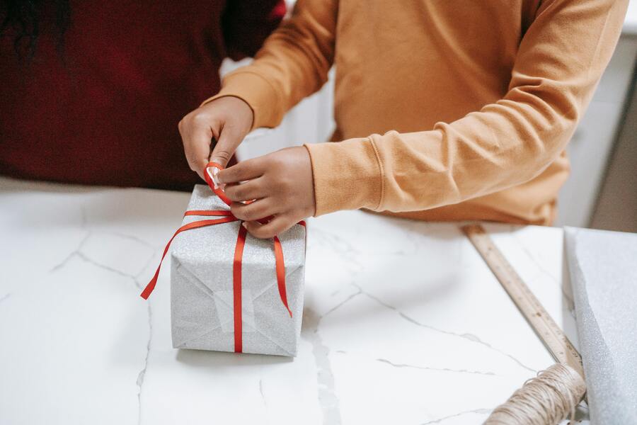 Julklappslek med paketjakt för barn