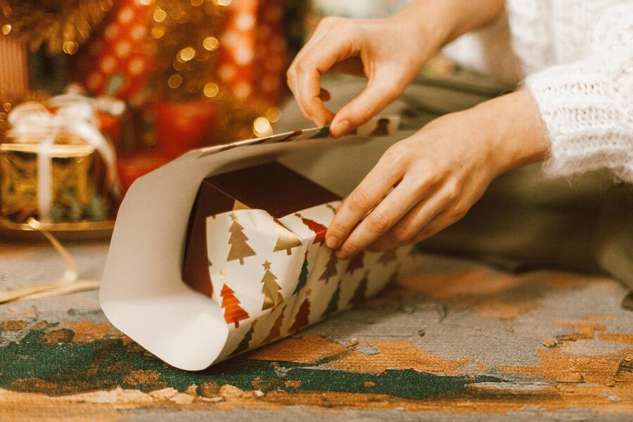 Julklappslek med paketmemory engagerar hela familjen